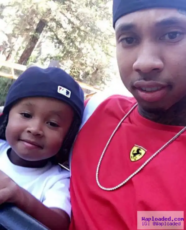 Tyga takes his cute son to Disneyland (photo)